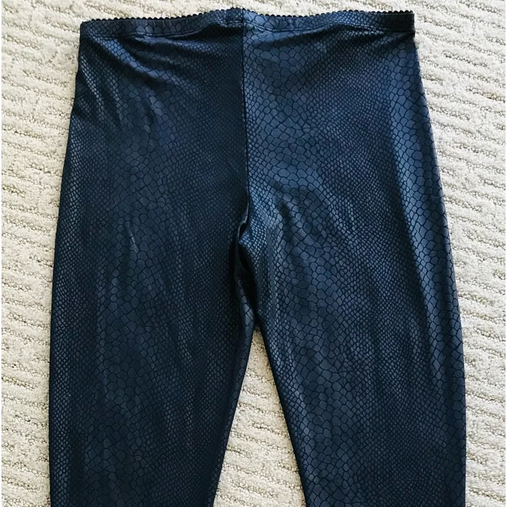 HUE Snakeskin Embossed LEGGINGS Small